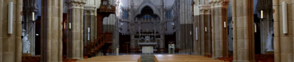 Un hombre reza dentro de la Iglesia de San Martín cerca de Nantes, Francia, el 5 de octubre de 2021. Un nuevo informe sobre el abuso sexual del clero en la Iglesia Católica en Francia estima que 330,000 niños fueron abusados en la iglesia francesa desde la década de 1950. (Foto CNS/Stephane Mahe, Reuters)